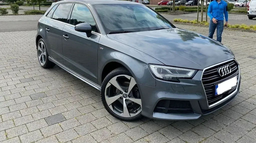 Second-hand Audi A3 Sport 150 CP (110 kW) 2018 Argintiu Berlinǎ