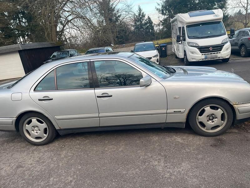 Gebraucht Mercedes E280 204 PS (150 kW) 1997 Silber Limousine