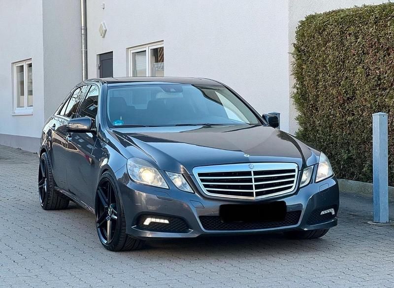 Schwarz Gebraucht 2011 Mercedes E350 Avantgarde Limousine | 8.399 € (Superpreis) - Bild 1/4