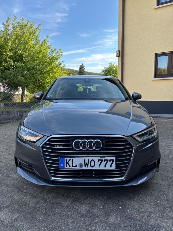Grau Gebraucht 2018 Audi A3 Sportback e-tron Design Limousine | 17.000 € (Guter Preis) - Bild 1/4