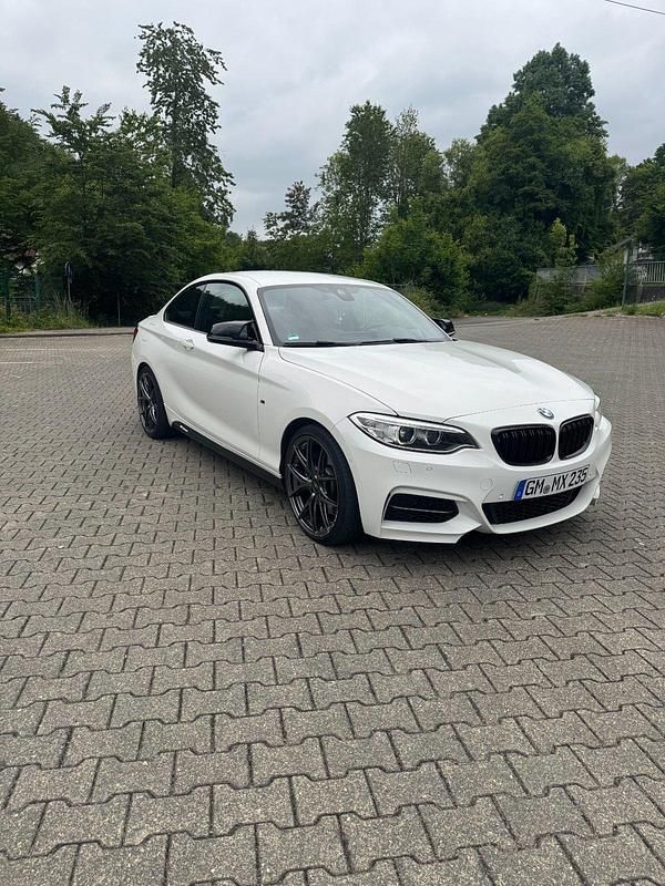 Weiß Gebraucht 2015 BMW M235 M Performance Coupé | 26.999 € (Guter Preis) - Bild 1/4