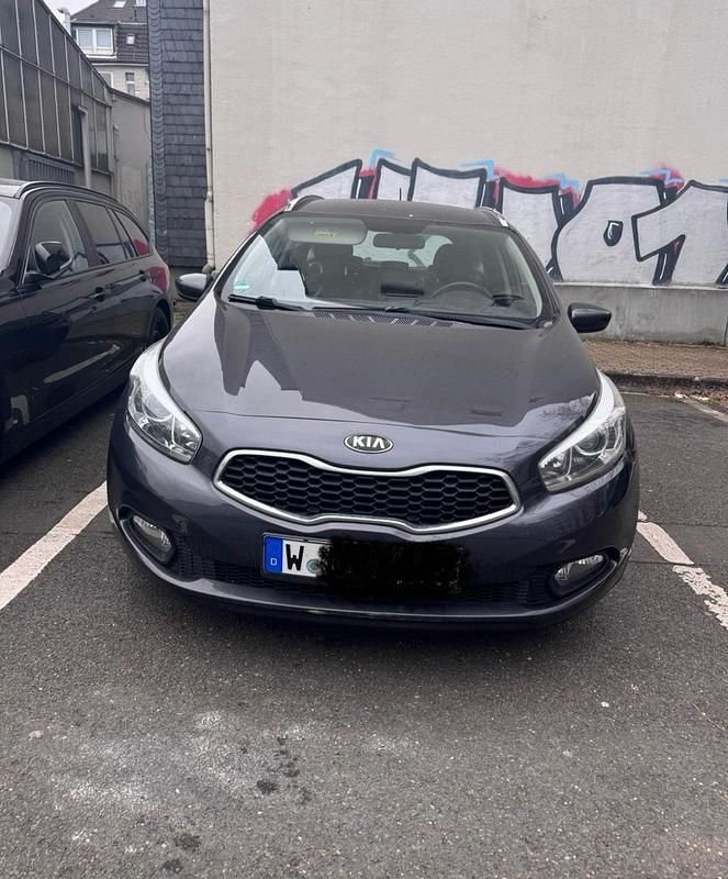 Grau Gebraucht 2014 Kia Ceed Sportswagon Edition 7 Kombi | 5.299 € (Guter Preis) - Bild 1/4