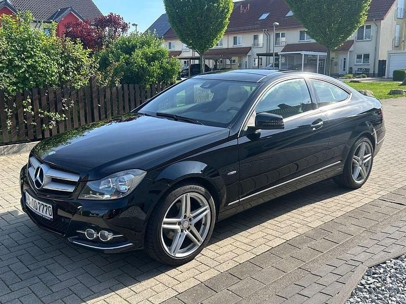 Schwarz Gebraucht 2011 Mercedes C220 Coupé | 9.200 € (Fairer Preis) - Bild 1/4