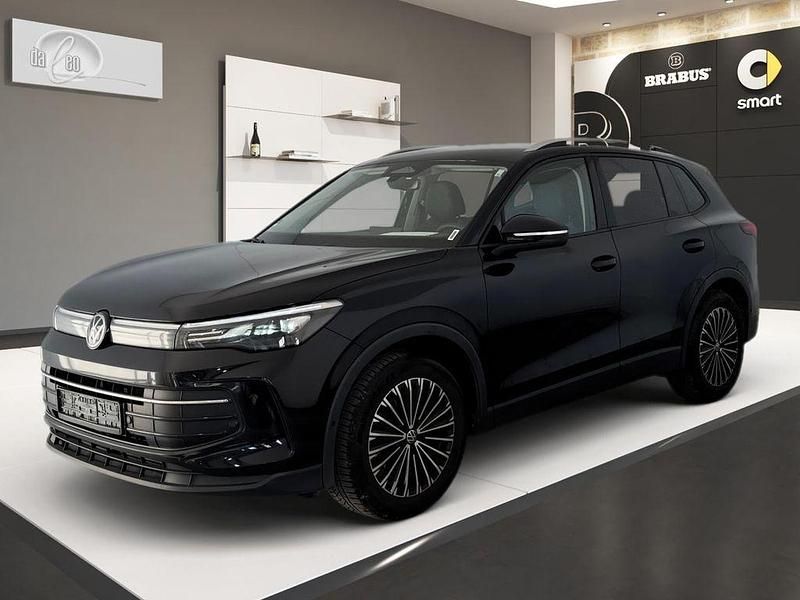 Deep black perleffekt Gebraucht 2025 VW Tiguan Design SUV | 31.988 € (Superpreis) - Bild 1/4