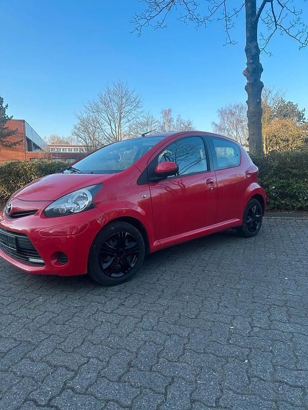 Gebraucht Toyota Aygo 68 PS (50 kW) 2012 Rot Kleinwagen