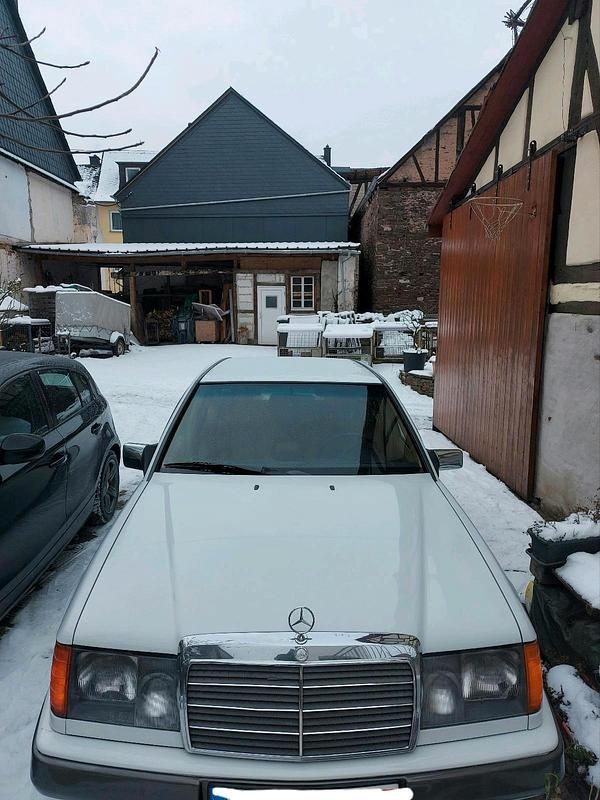 Weiß Gebraucht 1986 Mercedes 230 Limousine | 3.500 € - Bild 1/4