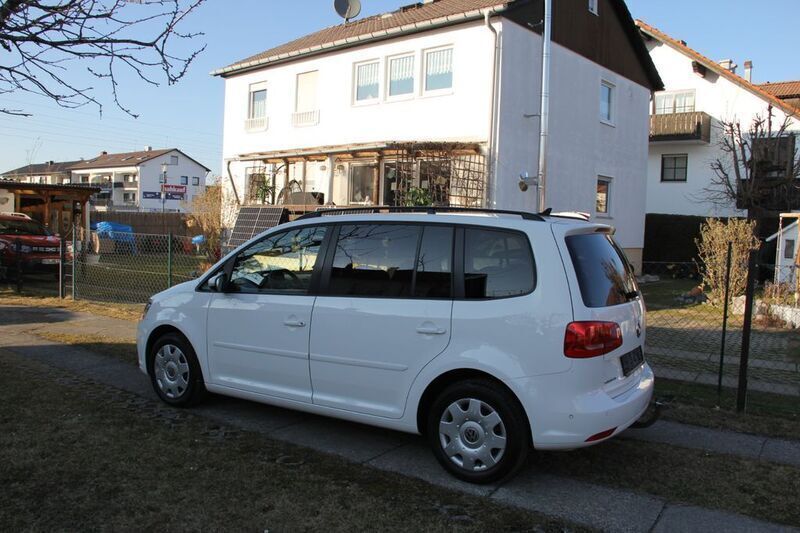 Weiß Gebraucht 2011 VW Touran Comfortline Van / Kleinbus | 8.550 € (Fairer Preis) - Bild 1/4