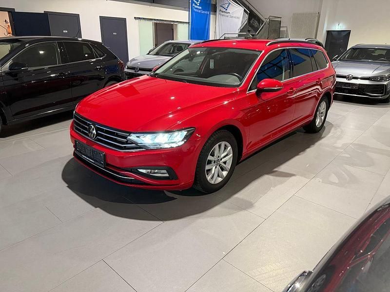 Rot Gebraucht 2022 VW Passat Business Limousine | 18.499 € (Superpreis) - Bild 1/4