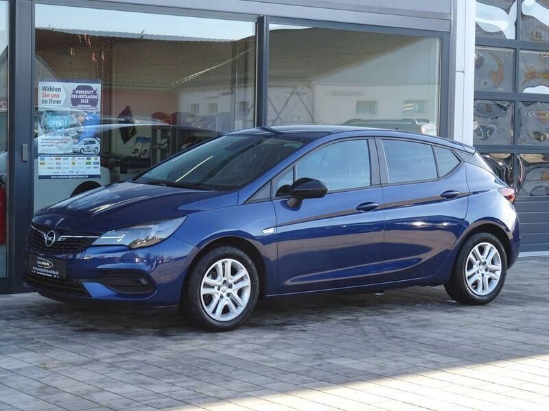 Blau Gebraucht 2021 Opel Astra Edition Limousine | 17.470 € (Fairer Preis) - Bild 1/4