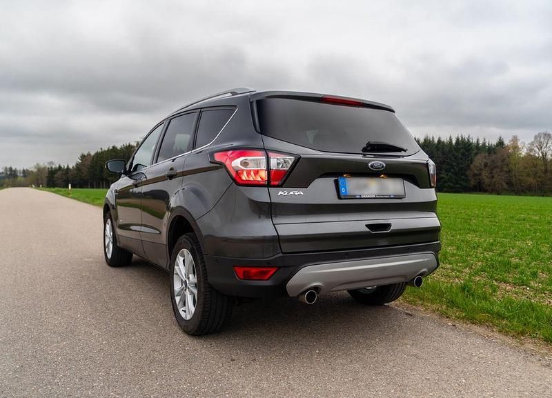 Gebraucht Ford Kuga Titanium 179 PS (131 kW) 2018 Grau SUV