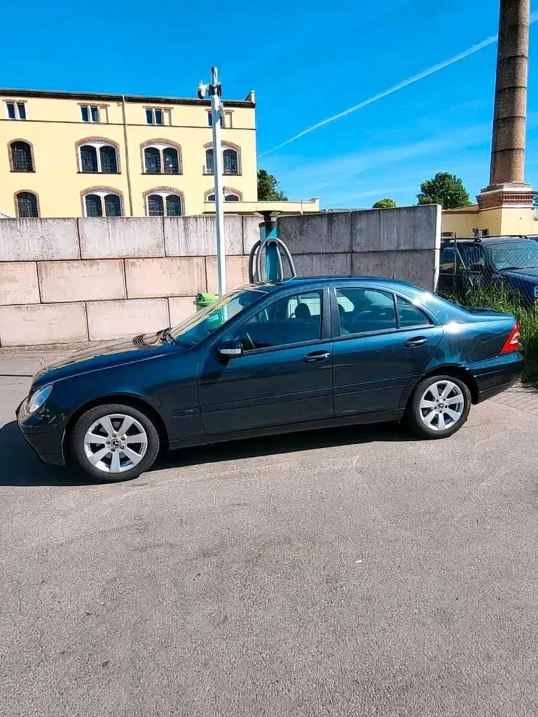 Używany Mercedes C180 143 KM (105 kW) 2003 Niebieski Sedan/Limuzyna