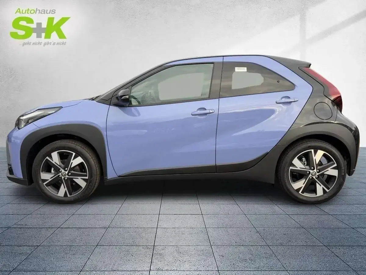 Gebraucht Toyota Aygo X 117 PS (86 kW) 2026 Lavender purple metallic/black (blau) SUV