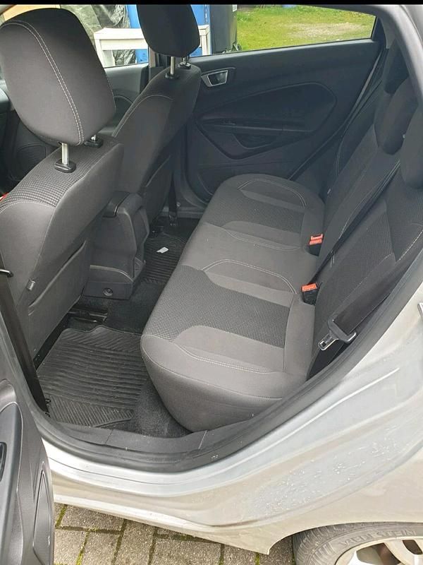 Gebraucht Ford Fiesta 95 PS (69 kW) 2016 Silber Limousine