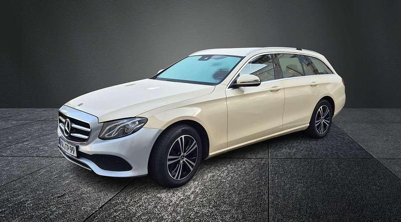 Iridiumsilber Gebraucht 2020 Mercedes E220 Kombi | 37.900 € - Bild 1/4