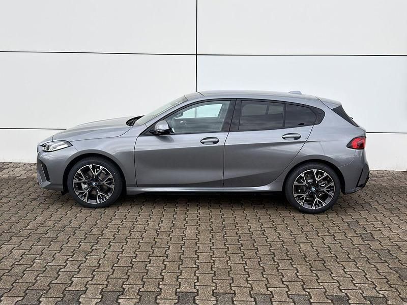 Neu BMW 120 Performance 156 PS (114 kW) 2026 Skyscraper grau metallic Kleinwagen