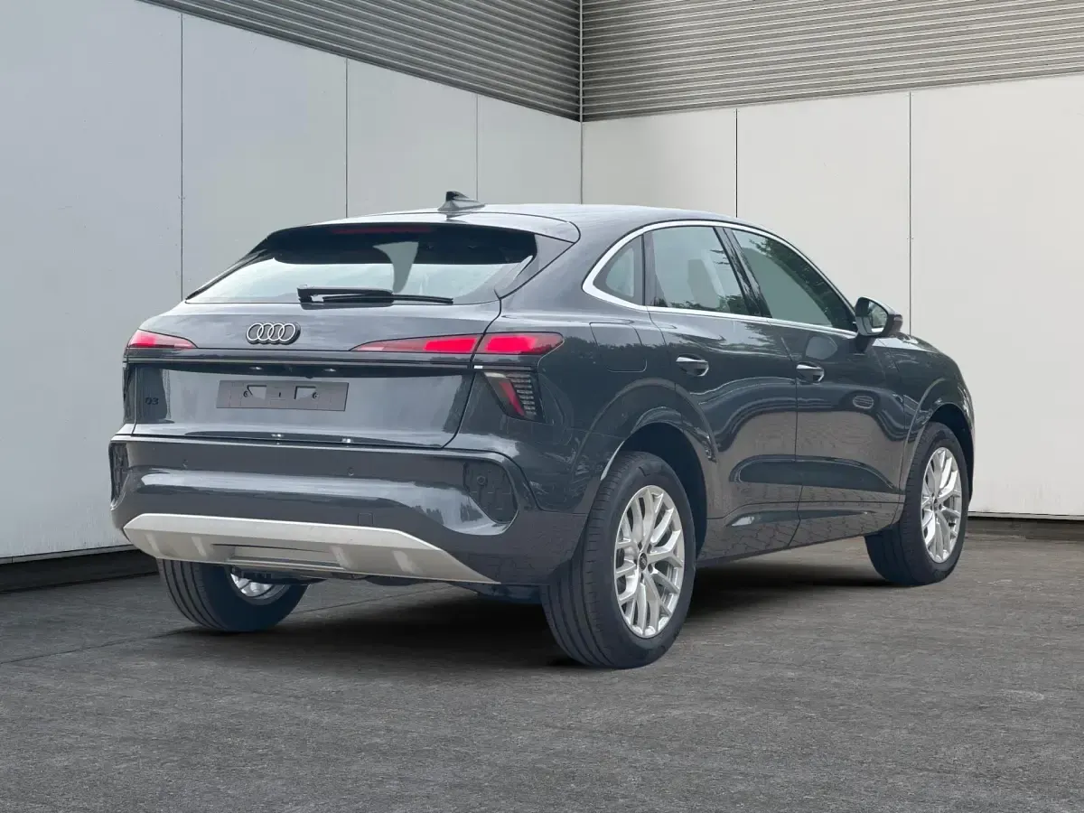 Neu Audi Q3 Sportback Basis 150 PS (110 kW) 2026 Tamboragrau metallic SUV