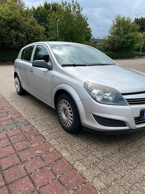 Silber Gebraucht 2009 Opel Astra Kleinwagen | 2.000 € (Fairer Preis) - Bild 1/4