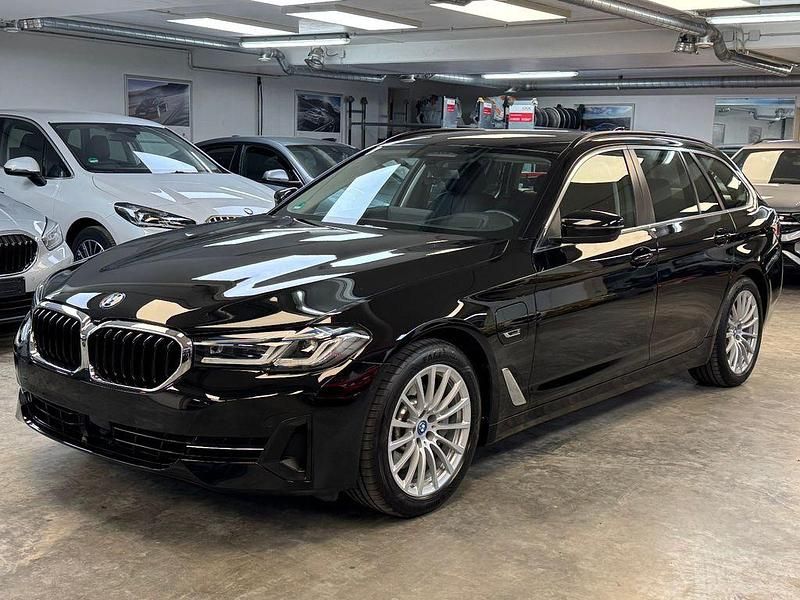 Schwarz ii/bonnet fluid black Gebraucht 2022 BMW 530e Kombi | 31.700 € (Superpreis) - Bild 1/4