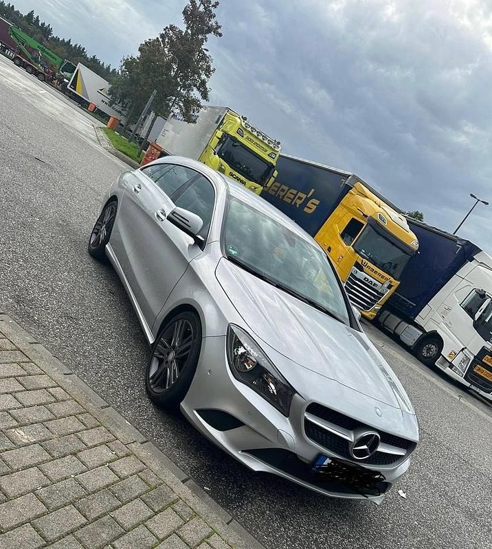 Grau Gebraucht 2015 Mercedes CLA200 Kombi | 11.800 € - Bild 1/4