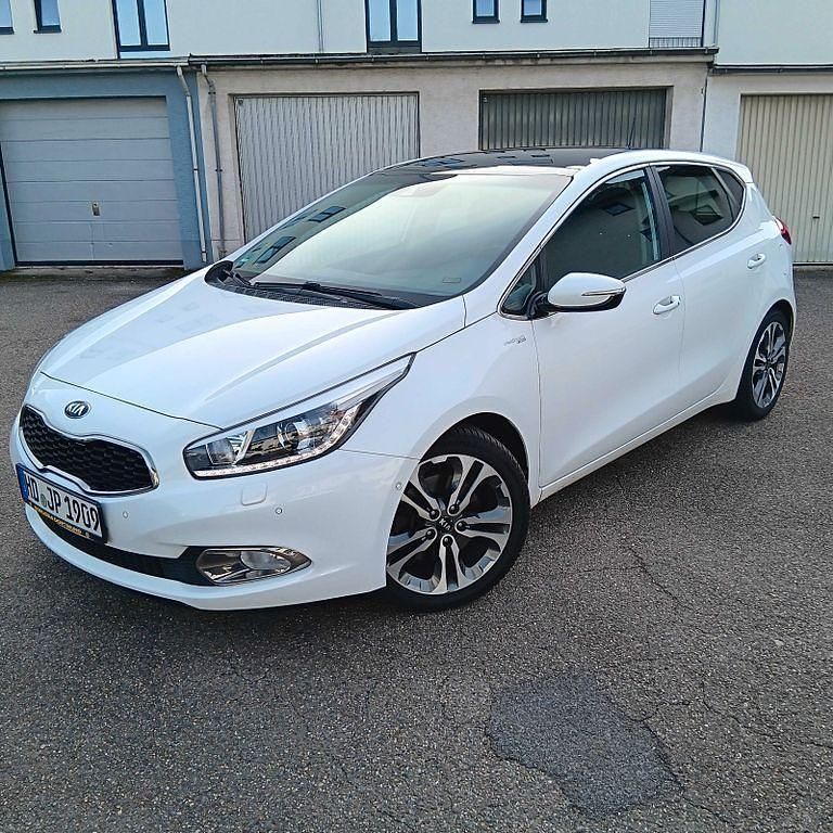 Weiß Gebraucht 2015 Kia Ceed Platinum Edition Kleinwagen | 7.600 € (Guter Preis) - Bild 1/4