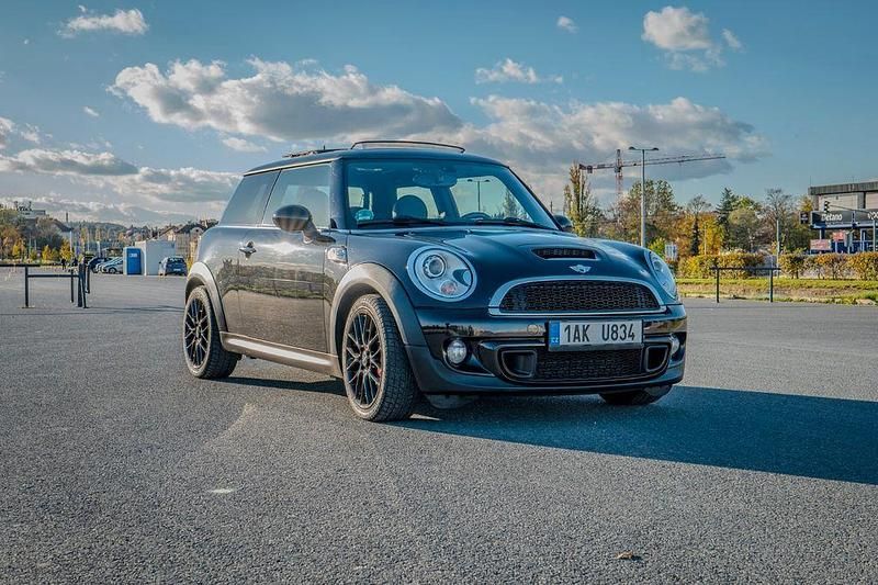 Schwarz Gebraucht 2011 Mini John Cooper Works Kleinwagen | 11.970 € (Etwas zu teuer) - Bild 1/4