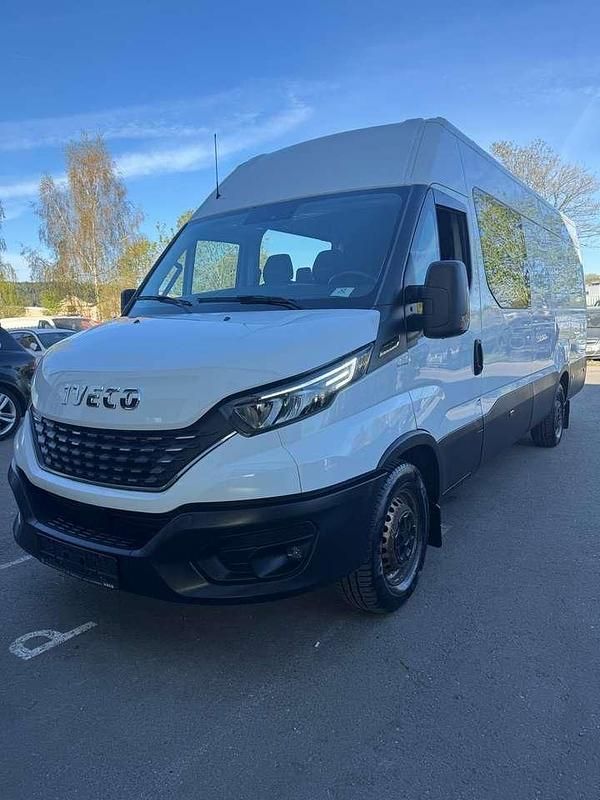 Second-hand Iveco Daily 155 CP (114 kW) 2021 Alb Monovolum