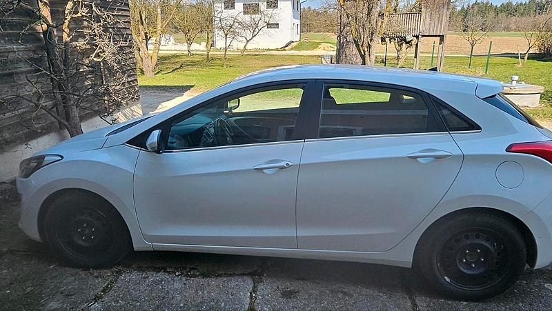 Gebraucht Hyundai i30 110 PS (80 kW) 2015 Weiß Limousine