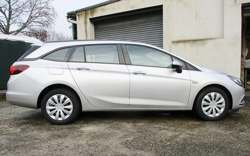 Silber Gebraucht 2017 Opel Astra Selection Kombi | 5.950 € (Superpreis) - Bild 1/4