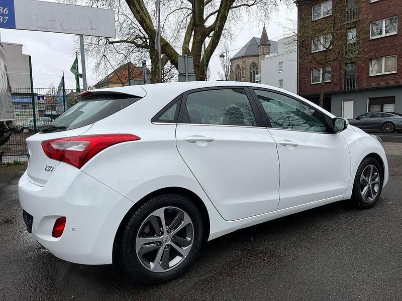 Gebraucht Hyundai i30 YES! 101 PS (74 kW) 2016 Weiß Limousine