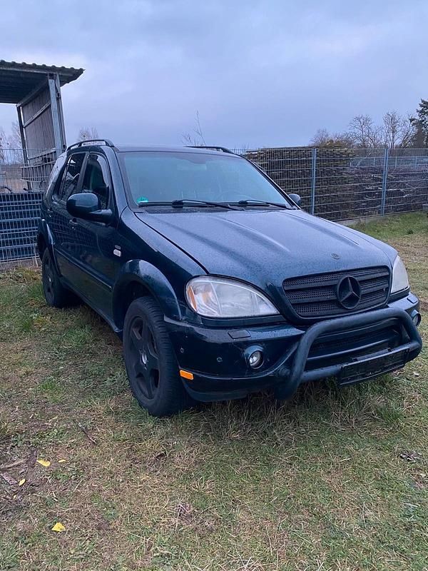 Schwarz Gebraucht 1999 Mercedes ML55 AMG AMG SUV | 3.500 € - Bild 1/4