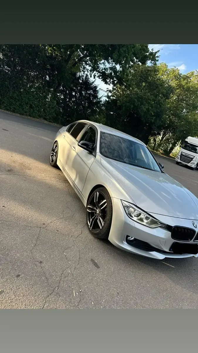 Gebraucht BMW 320 184 PS (135 kW) 2012 Grau Limousine