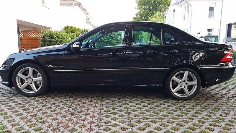 Schwarz Gebraucht 2002 Mercedes C32 AMG AMG Limousine | 12.500 € (Etwas zu teuer) - Bild 1/4
