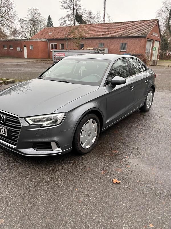 Gebraucht Audi A3 Sport 116 PS (85 kW) 2018 Grau Limousine