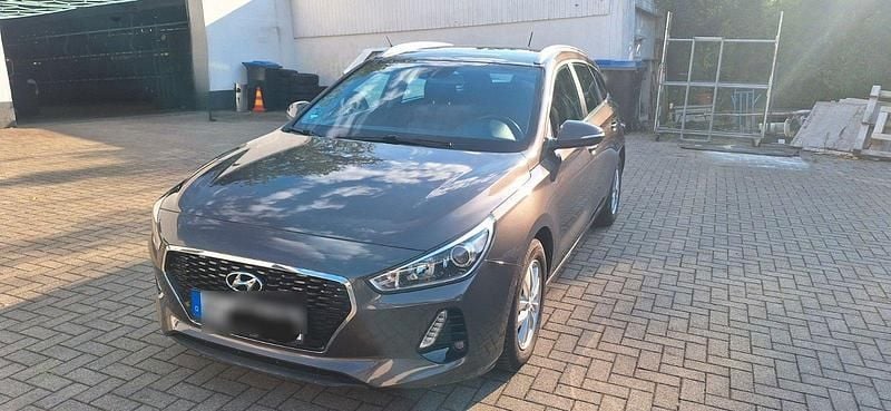 Grau Gebraucht 2017 Hyundai i30 Kombi | 7.900 € (Guter Preis) - Bild 1/4