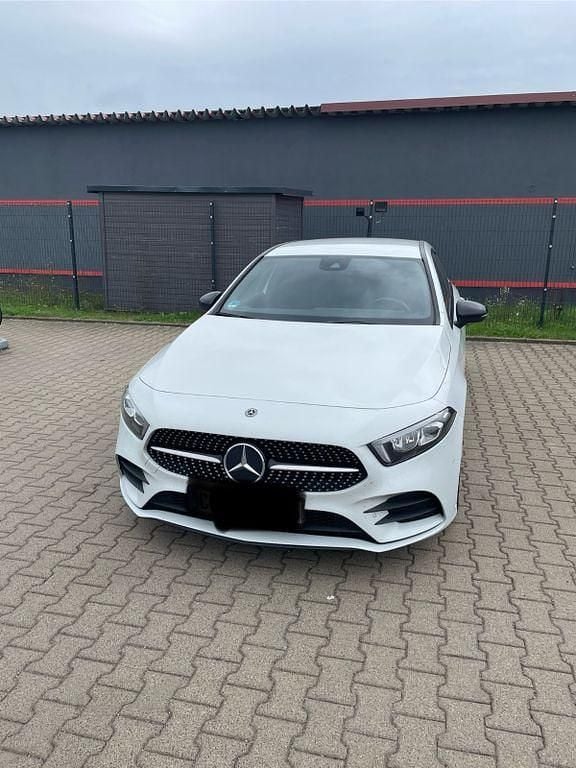 Weiß Gebraucht 2019 Mercedes A220 AMG line Limousine | 22.000 € (Guter Preis) - Bild 1/4