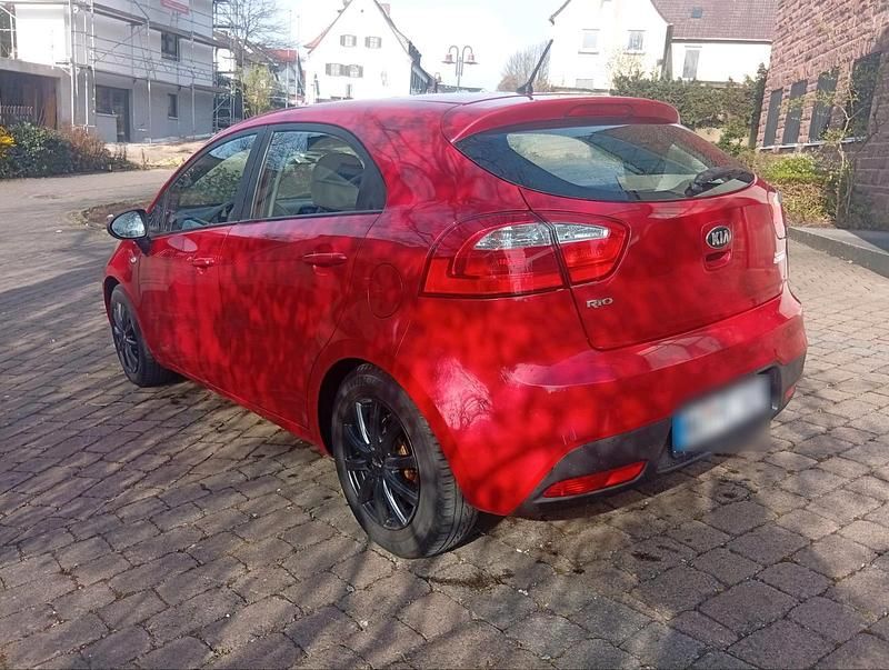 Gebraucht Kia Rio Edition 7 86 PS (63 kW) 2013 Rot Limousine