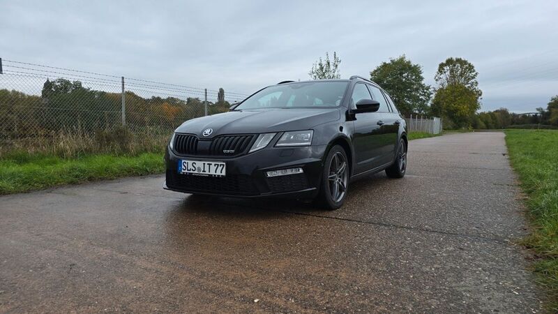 Schwarz Gebraucht 2018 Skoda Octavia RS Kombi | 17.499 € (Fairer Preis) - Bild 1/4