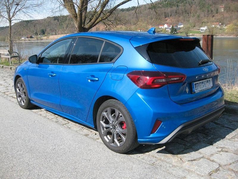 Gebraucht Ford Focus ST-Line 125 PS (91 kW) 2023 Blau Limousine
