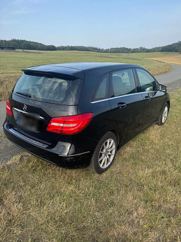 Gebraucht Mercedes B180 122 PS (89 kW) 2014 Schwarz Van / Kleinbus