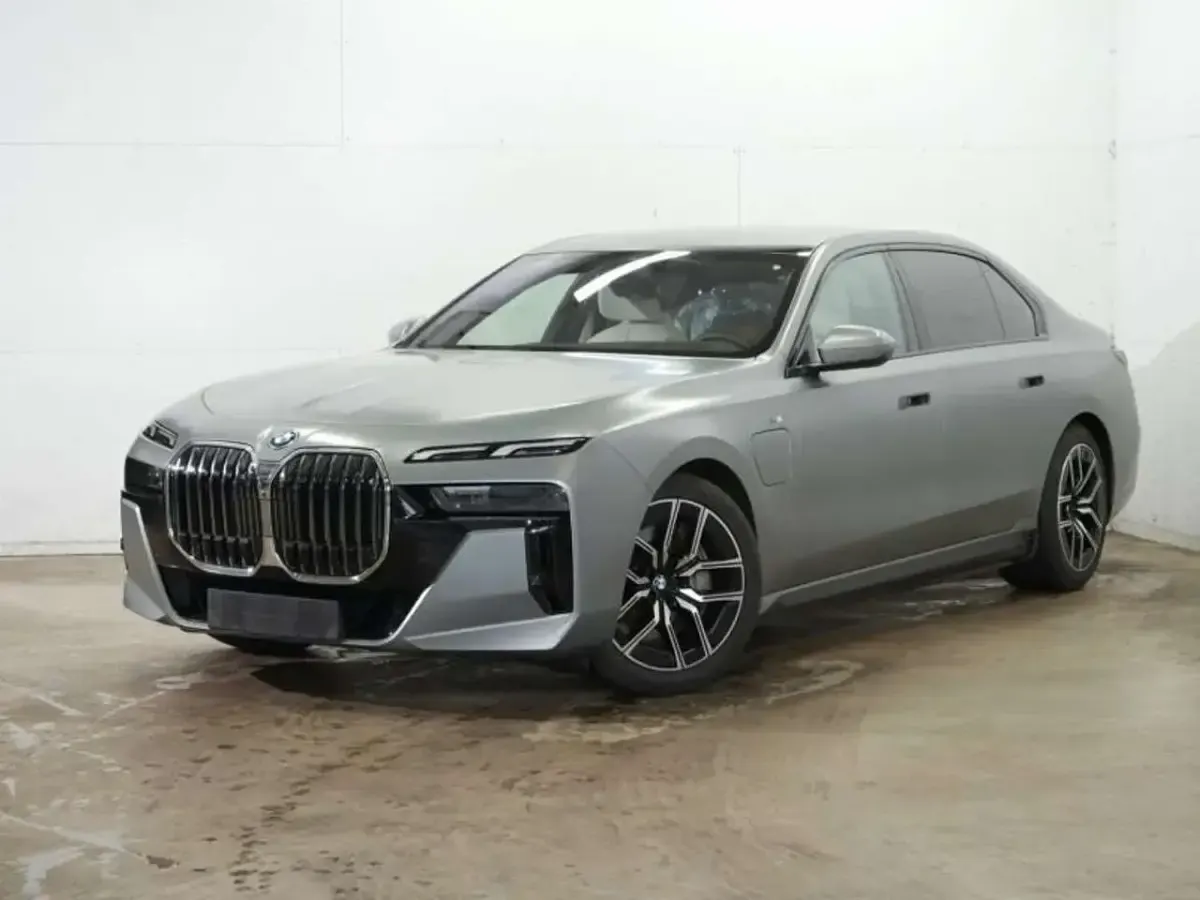 Gebraucht BMW 750e M Sport 489 PS (359 kW) 2024 Individual frozen pure grey m. Limousine