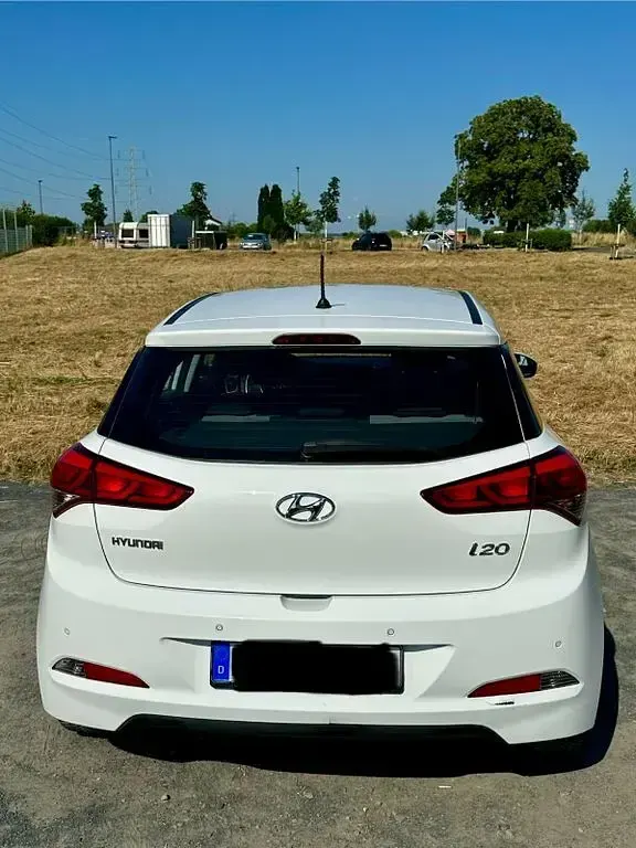 Gebraucht Hyundai i20 Trend 85 PS (62 kW) 2015 Weiß Limousine