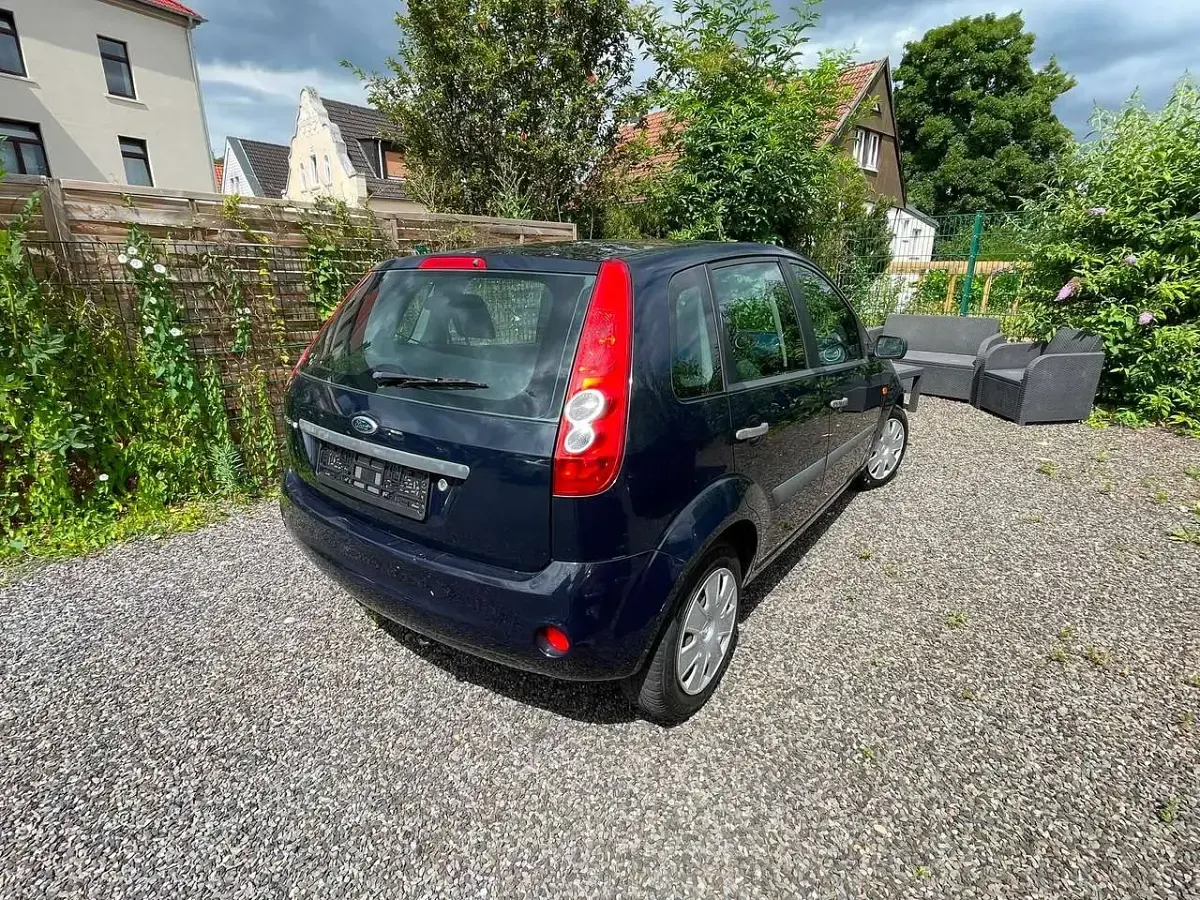 Gebraucht Ford Fiesta Ambiente 60 PS (44 kW) 2007 Marineblau Kleinwagen