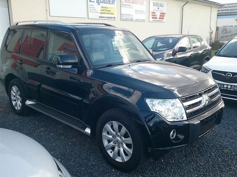 Schwarz Gebraucht 2011 Mitsubishi Pajero Instyle SUV | 13.900 € (Fairer Preis) - Bild 1/4
