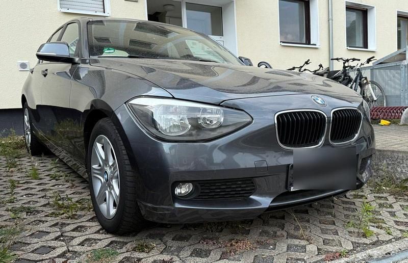 Grau Gebraucht 2015 BMW 118 Kleinwagen | 7.850 € - Bild 1/4