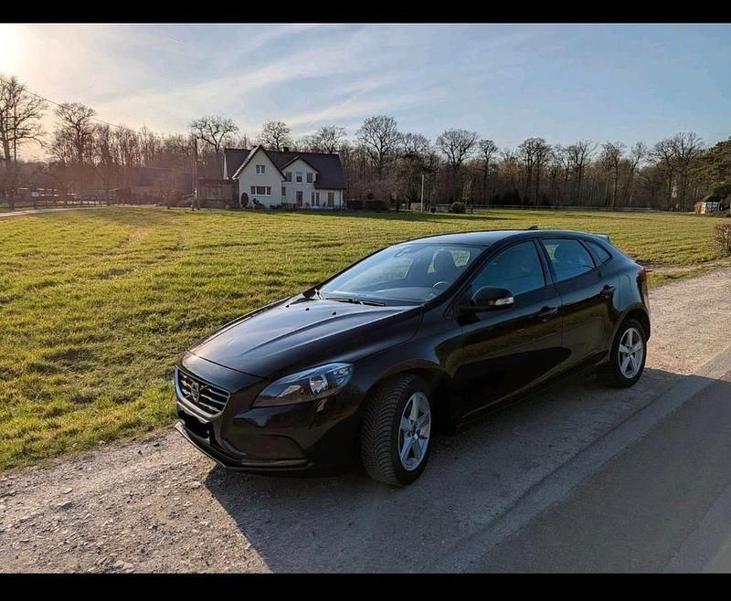 Schwarz Gebraucht 2015 Volvo V40 Kombi | 10.299 € (Fairer Preis) - Bild 1/4