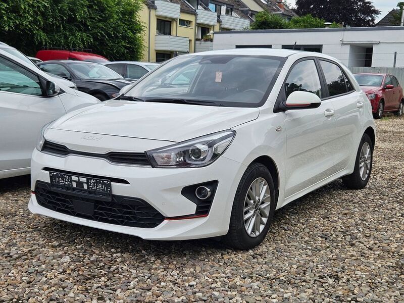 Weiß Gebraucht 2022 Kia Rio Limousine | 15.500 € (Fairer Preis) - Bild 1/4
