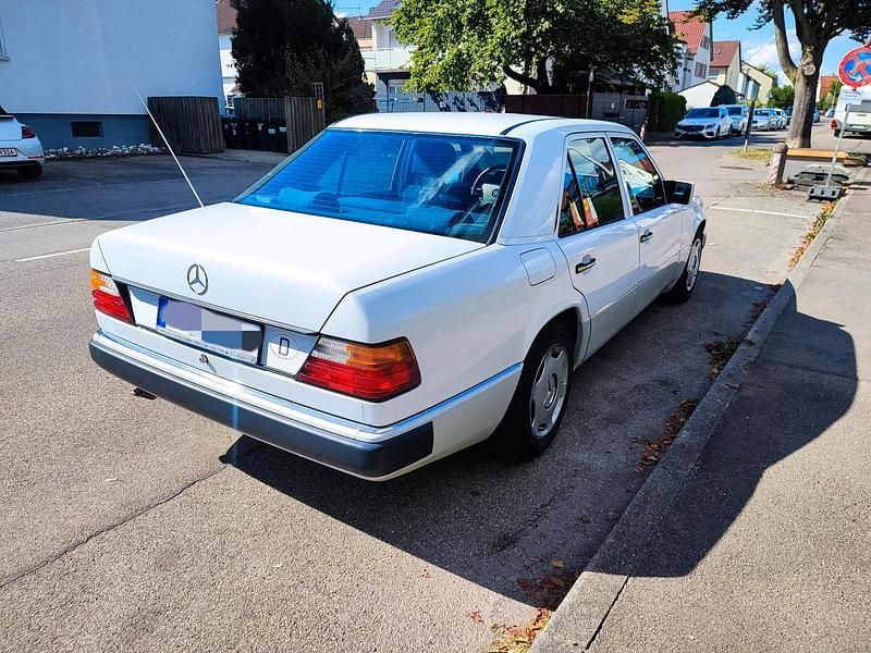 Gebraucht Mercedes E260 160 PS (117 kW) 1991 Weiß Limousine