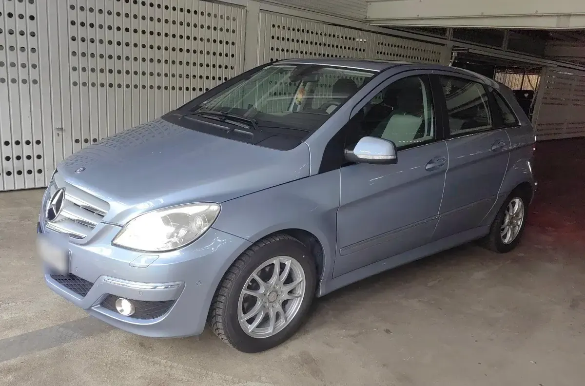 Gebraucht Mercedes B200 140 PS (102 kW) 2011 Blau Kleinwagen