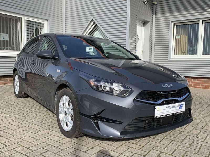Grau Gebraucht 2023 Kia Ceed Limousine | 17.900 € (Guter Preis) - Bild 1/4