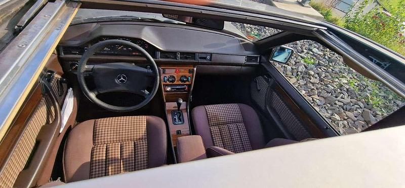 Gebraucht Mercedes E230 132 PS (97 kW) 1990 Grau Limousine
